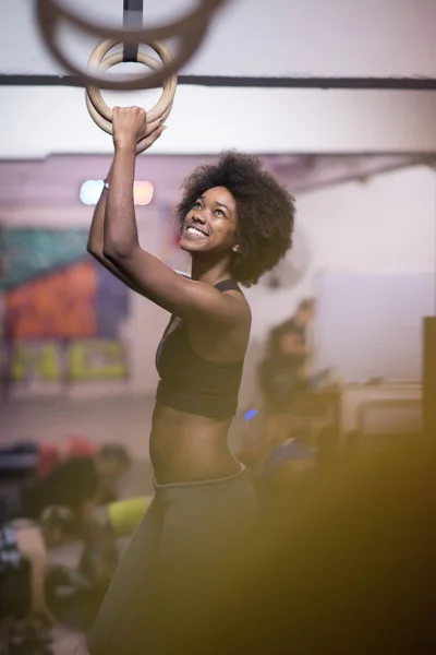 Negro mujer haciendo inmersión ejercicio —  Fotos de Stock