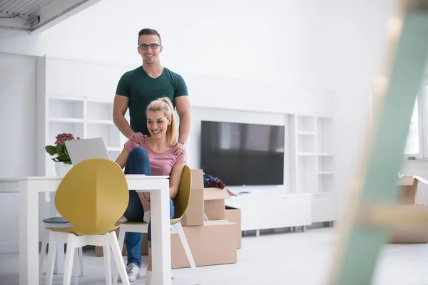 Pareja joven mudándose en un nuevo hogar — Foto de Stock