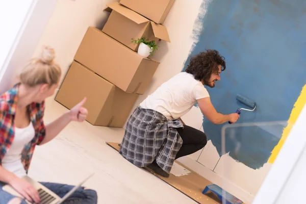 Pareja feliz haciendo renovaciones en casa — Foto de Stock