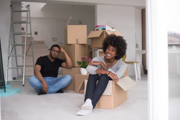 Afrikanisches amerikanisches Paar spielt mit Verpackungsmaterial — Stockfoto