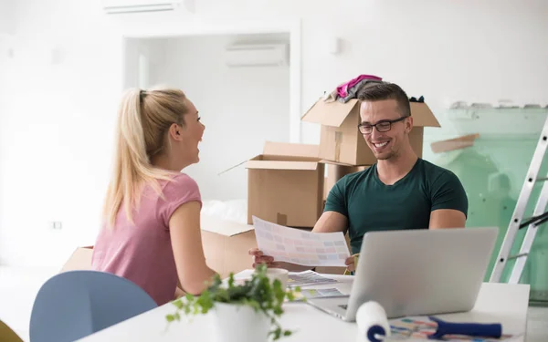 Pareja joven mudándose en un nuevo hogar — Foto de Stock