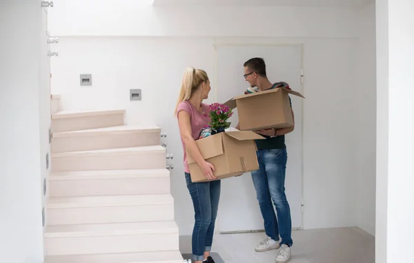 Unga par som flyttar till ett nytt hem — Stockfoto