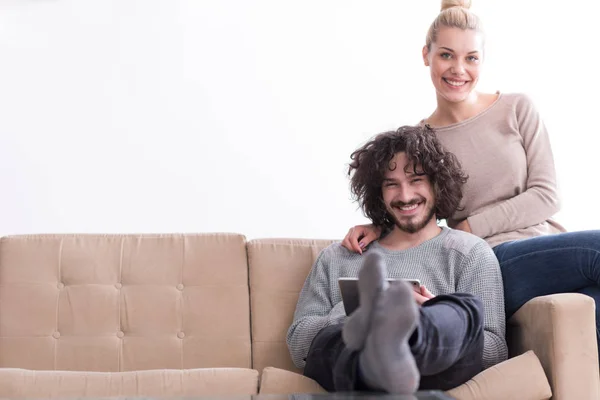 Casal relaxante em casa com tablet — Fotografia de Stock