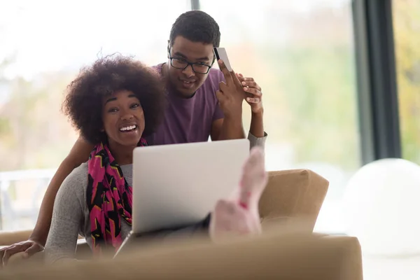 Africano americano casal compras online — Fotografia de Stock