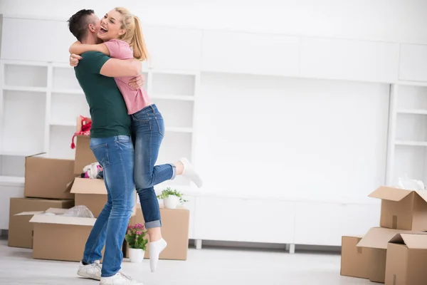 Casal jovem se movendo para uma nova casa — Fotografia de Stock