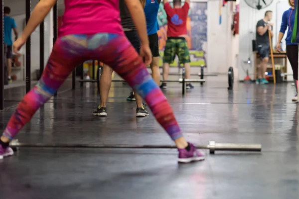 Skupina Lidí Cvičení Prázdný Pruh Tělocvičně Zaměřením Nohy — Stock fotografie