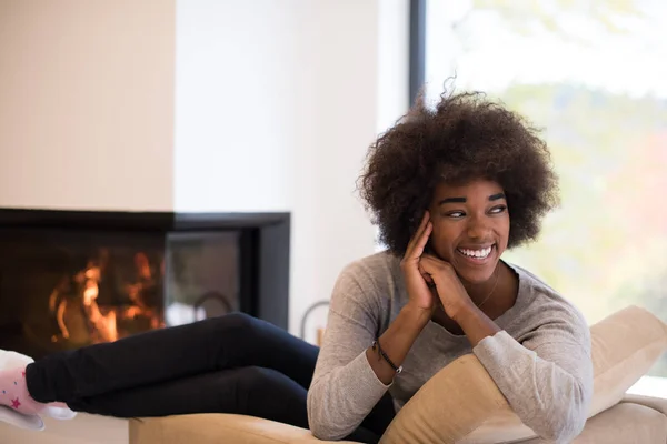 Femme noire devant la cheminée — Photo