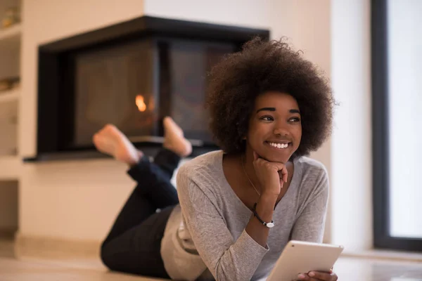 Mujer negra usando tableta en el suelo —  Fotos de Stock