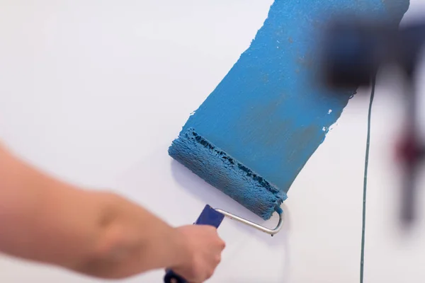 Parede de pintura de mão do decorador — Fotografia de Stock