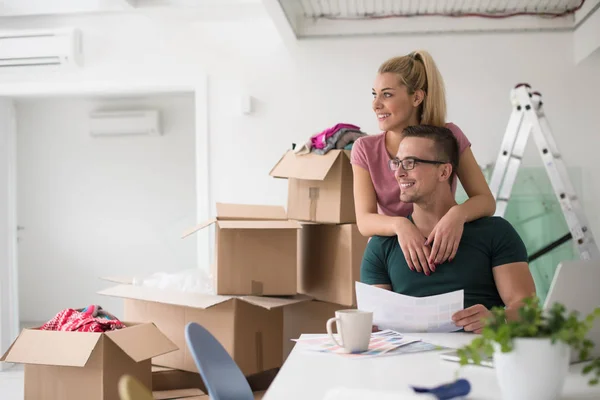 Junges Paar zieht in ein neues Zuhause — Stockfoto