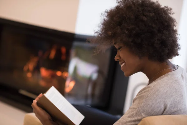 Μαύρη γυναίκα στο σπίτι διαβάζοντας το βιβλίο — Φωτογραφία Αρχείου