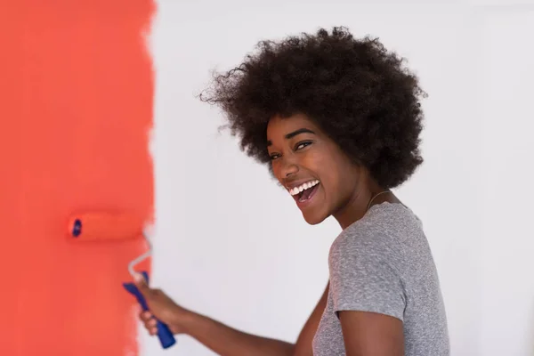 Svart kvinna målning vägg — Stockfoto