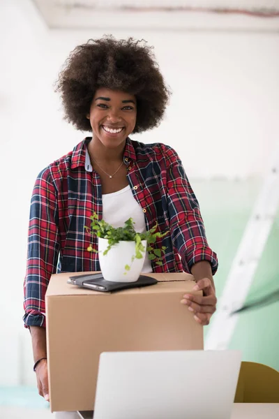 Menina preta se movendo no novo apartamento — Fotografia de Stock