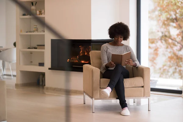 Negro mujer en casa lectura libro —  Fotos de Stock