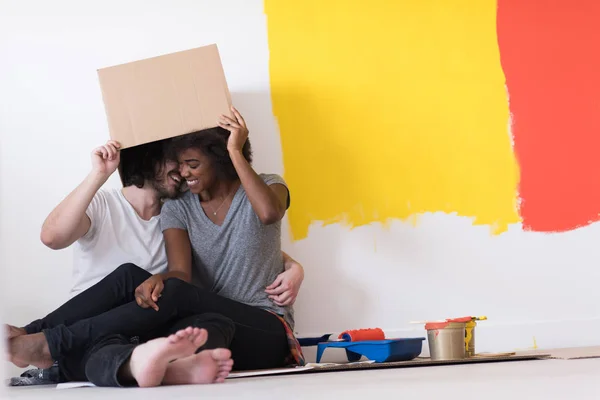 Casal brincando com caixas de papelão — Fotografia de Stock