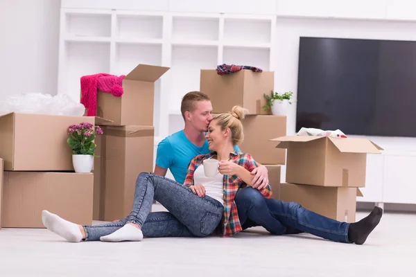 Alegre joven pareja — Foto de Stock