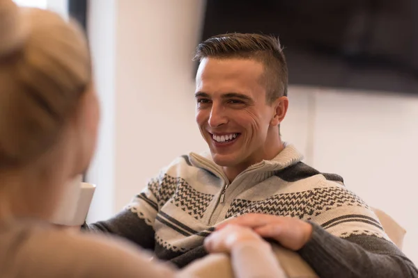 Jonge romantisch paar zittend op de Bank — Stockfoto