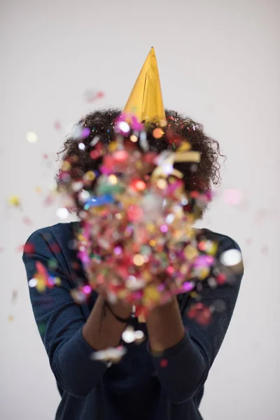 African American vrouw confetti in de lucht blazen — Stockfoto