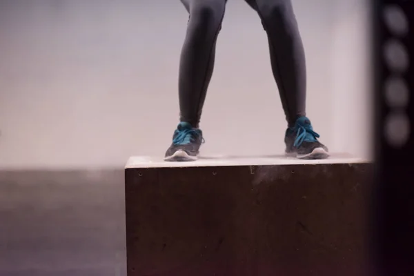 Černošky žena provádí box jumps v tělocvičně — Stock fotografie