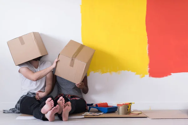 Couple jouant avec des boîtes en carton — Photo