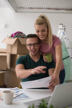 Genç çift yeni bir eve taşınıyor.