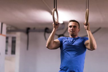 daldırma egzersiz yapan erkek