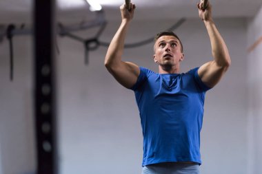 daldırma egzersiz yapan erkek