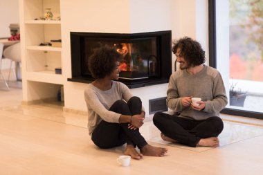 Genç romantik çok ırklı Çift 