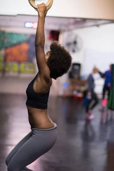 Negro mujer haciendo inmersión ejercicio — Foto de Stock