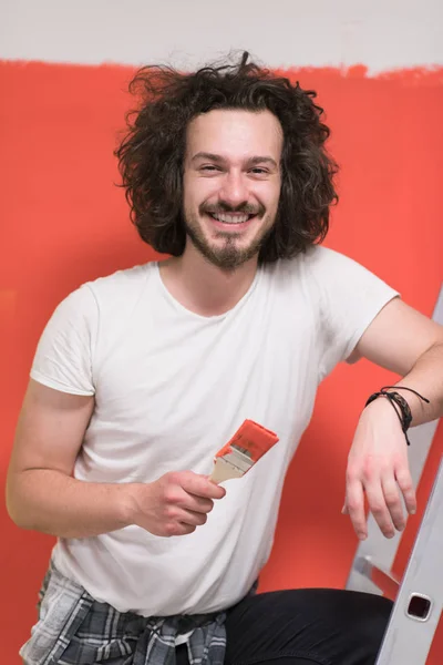 Homem com cabelo engraçado e escova — Fotografia de Stock