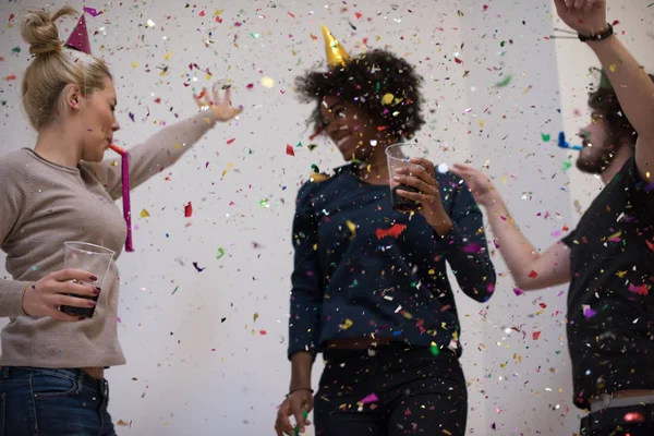 Confetti partij multi-etnische groep mensen — Stockfoto