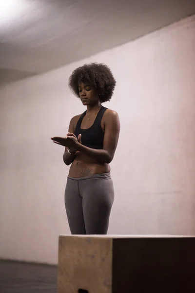 Mujer negra se están preparando para saltos de caja en el gimnasio — Foto de Stock