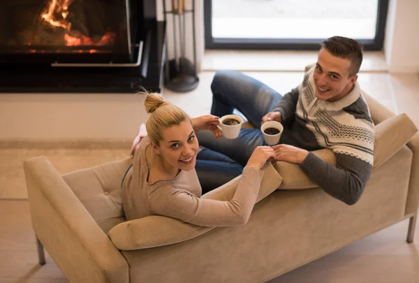 Junges romantisches Paar sitzt auf Sofa — Stockfoto