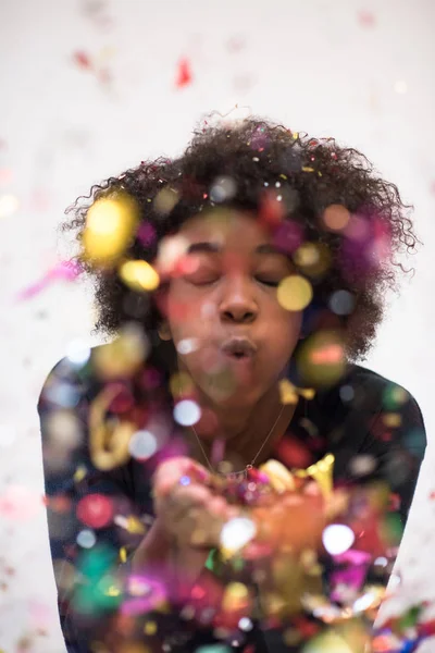 Afrikai-amerikai nő, konfetti fúj a levegőben — Stock Fotó