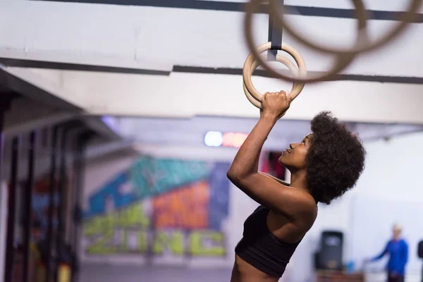 Чорна жінка робить занурення вправи — стокове фото