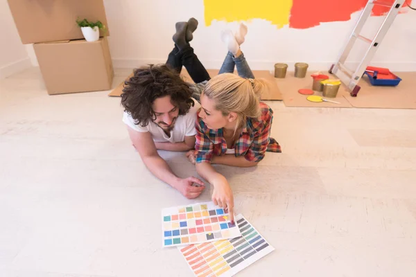 Casal feliz relaxante após a pintura — Fotografia de Stock