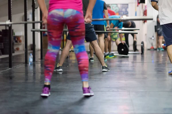 Grupo Personas Hacer Ejercicio Con Bar Vacío Gimnasio Con Enfoque —  Fotos de Stock