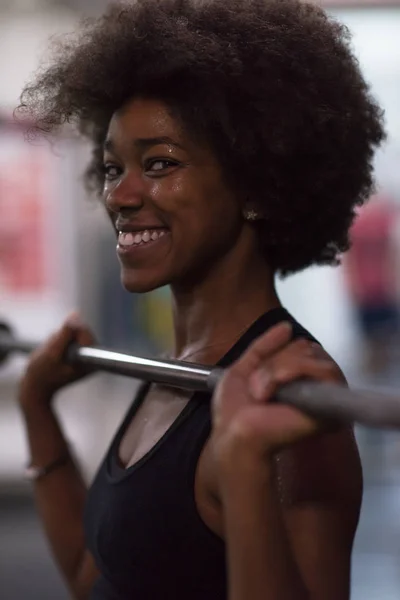 Mujer negra levantando barra vacía —  Fotos de Stock