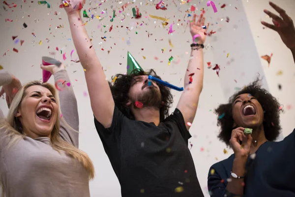 Partido confetti grupo multiétnico de pessoas — Fotografia de Stock