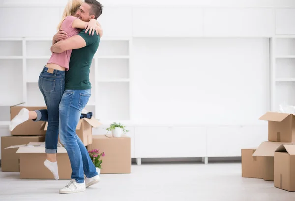 Giovane coppia trasferirsi in una nuova casa — Foto Stock