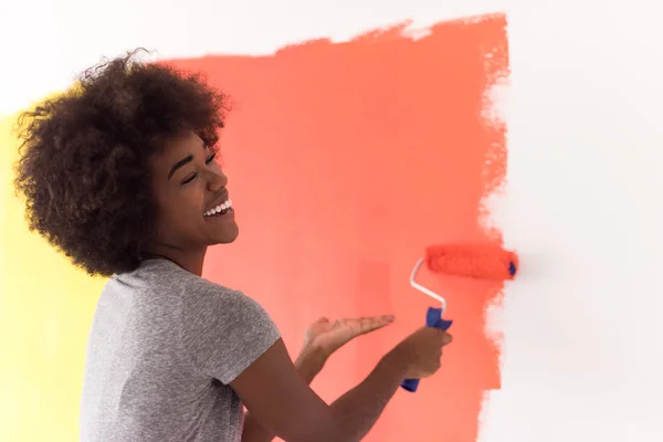 Negro mujer pintura pared — Foto de Stock