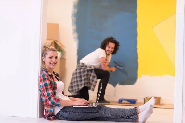 Счастливая пара делает ремонт дома — стоковое фото