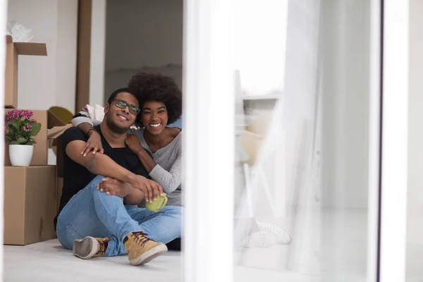 African American para relaksujący w nowym domu — Zdjęcie stockowe