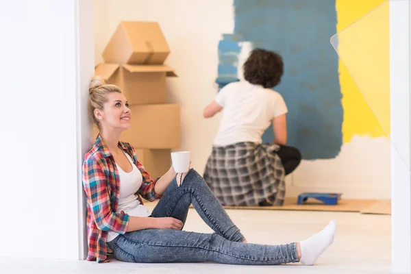 Young couple doing home renovations — Stock Photo, Image