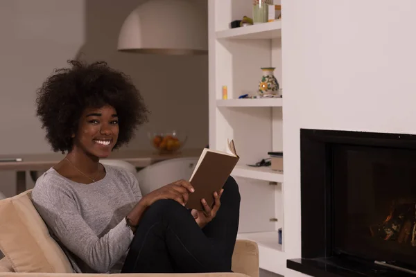 Negro mujer en casa lectura libro —  Fotos de Stock