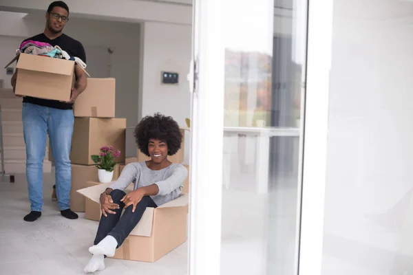 Afrikanisches amerikanisches Paar spielt mit Verpackungsmaterial — Stockfoto