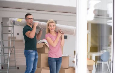 Halı yeni evine taşıyan çift