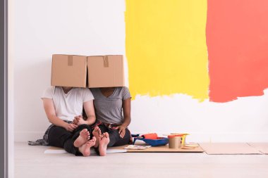 karton kutular ile oynarken Çift