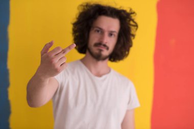 Komik saçlı genç adam 