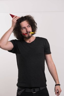 İçinde düdük üfleme parti şapkalı bir adam portresi